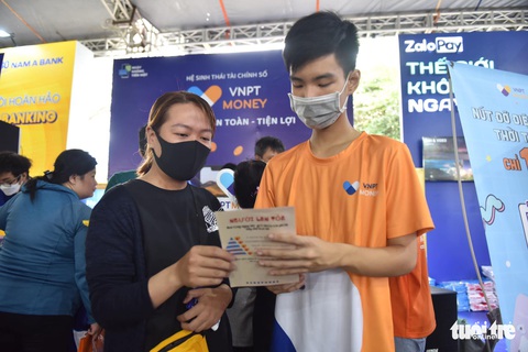 Chợ phiên Không tiền mặt: Cơ hội để bà con, công nhân tiếp cận những tiện ích mới nhất của xã hội - Ảnh 12. Chợ phiên Không tiền mặt: Cơ hội để bà con, công nhân tiếp cận những tiện ích mới nhất của xã hội - Ảnh 12.