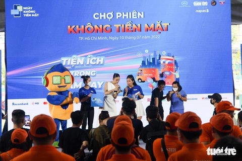 Hoa hậu Tiểu Vy: Nhiều khi Vy không có tiền mặt để chi trả nên chẳng dám mua sắm nữa... - Ảnh 4. Hoa hậu Tiểu Vy: Nhiều khi Vy không có tiền mặt để chi trả nên chẳng dám mua sắm nữa... - Ảnh 4.