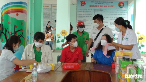 Hội Thầy thuốc trẻ Việt Nam khám, tư vấn hậu COVID-19 cho 500 công nhân An Giang - Ảnh 2. Hội Thầy thuốc trẻ Việt Nam khám, tư vấn hậu COVID-19 cho 500 công nhân An Giang - Ảnh 2.