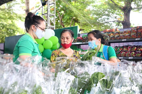 Bất ngờ quy mô gian hàng, không gian trải nghiệm và lượng quà tặng khủng ở Chợ phiên Không tiền mặt - Ảnh 19. Bất ngờ quy mô gian hàng, không gian trải nghiệm và lượng quà tặng khủng ở Chợ phiên Không tiền mặt - Ảnh 19.