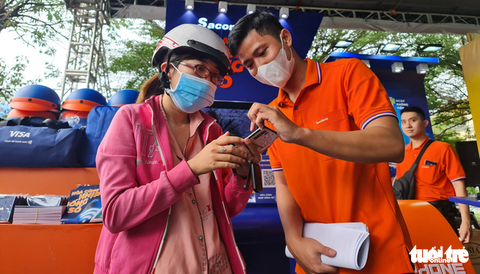 Bất ngờ quy mô gian hàng, không gian trải nghiệm và lượng quà tặng khủng ở Chợ phiên Không tiền mặt - Ảnh 6. Bất ngờ quy mô gian hàng, không gian trải nghiệm và lượng quà tặng khủng ở Chợ phiên Không tiền mặt - Ảnh 6.