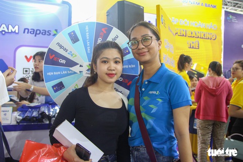 Bất ngờ quy mô gian hàng, không gian trải nghiệm và lượng quà tặng khủng ở Chợ phiên Không tiền mặt - Ảnh 23. Bất ngờ quy mô gian hàng, không gian trải nghiệm và lượng quà tặng khủng ở Chợ phiên Không tiền mặt - Ảnh 23.