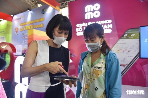Bất ngờ quy mô gian hàng, không gian trải nghiệm và lượng quà tặng khủng ở Chợ phiên Không tiền mặt - Ảnh 16. Bất ngờ quy mô gian hàng, không gian trải nghiệm và lượng quà tặng khủng ở Chợ phiên Không tiền mặt - Ảnh 16.