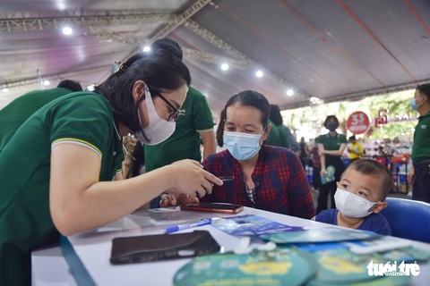 Bất ngờ quy mô gian hàng, không gian trải nghiệm và lượng quà tặng khủng ở Chợ phiên Không tiền mặt - Ảnh 24. Bất ngờ quy mô gian hàng, không gian trải nghiệm và lượng quà tặng khủng ở Chợ phiên Không tiền mặt - Ảnh 24.