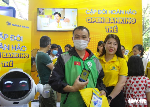 Bất ngờ quy mô gian hàng, không gian trải nghiệm và lượng quà tặng khủng ở Chợ phiên Không tiền mặt - Ảnh 11. Bất ngờ quy mô gian hàng, không gian trải nghiệm và lượng quà tặng khủng ở Chợ phiên Không tiền mặt - Ảnh 11.