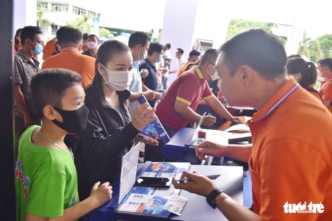 Bất ngờ quy mô gian hàng, không gian trải nghiệm và lượng quà tặng khủng ở Chợ phiên Không tiền mặt - Ảnh 3. Bất ngờ quy mô gian hàng, không gian trải nghiệm và lượng quà tặng khủng ở Chợ phiên Không tiền mặt - Ảnh 3.