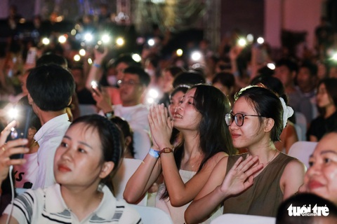 Pháo hoa rực rỡ trong đại nhạc hội hơn 20.000 khán giả tại Đà Nẵng - Ảnh 6. Pháo hoa rực rỡ trong đại nhạc hội hơn 20.000 khán giả tại Đà Nẵng - Ảnh 6.