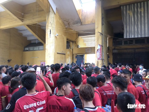 Cổ động viên Hải Phòng đốt pháo sáng đỏ trời bên ngoài sân Hàng Đẫy - Ảnh 4. Cổ động viên Hải Phòng đốt pháo sáng đỏ trời bên ngoài sân Hàng Đẫy - Ảnh 4.