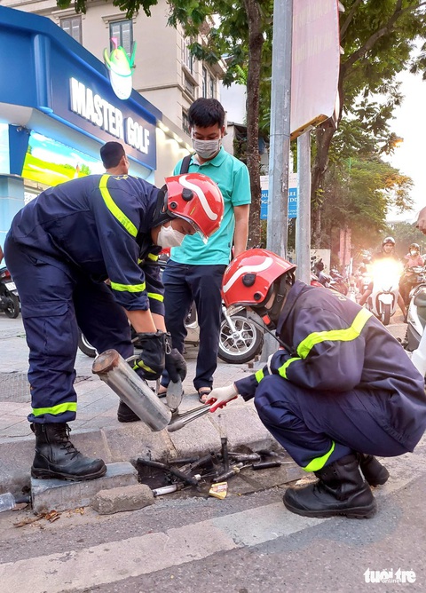 Cổ động viên Hải Phòng đốt pháo sáng đỏ trời bên ngoài sân Hàng Đẫy - Ảnh 9. Cổ động viên Hải Phòng đốt pháo sáng đỏ trời bên ngoài sân Hàng Đẫy - Ảnh 9.