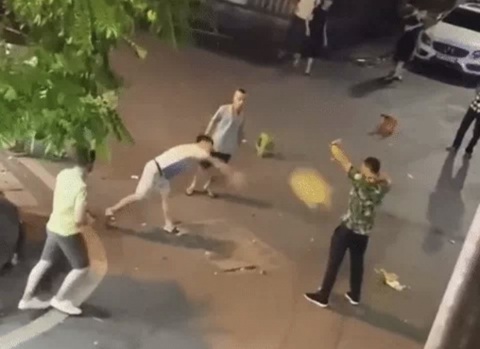 Xác minh vụ nhóm thanh niên xô xát với người nước ngoài ở phố cổ - Ảnh 1. Xác minh vụ nhóm thanh niên xô xát với người nước ngoài ở phố cổ - Ảnh 1.