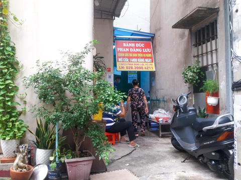 Bánh đúc nóng hẻm cụt: Món quê giờ thành street-food Sài Gòn - Ảnh 2. Bánh đúc nóng hẻm cụt: Món quê giờ thành street-food Sài Gòn - Ảnh 2.