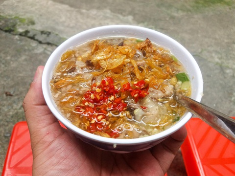 Bánh đúc nóng hẻm cụt: Món quê giờ thành street-food Sài Gòn - Ảnh 1. Bánh đúc nóng hẻm cụt: Món quê giờ thành street-food Sài Gòn - Ảnh 1.