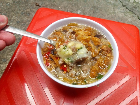 Bánh đúc nóng hẻm cụt: Món quê giờ thành street-food Sài Gòn - Ảnh 3. Bánh đúc nóng hẻm cụt: Món quê giờ thành street-food Sài Gòn - Ảnh 3.