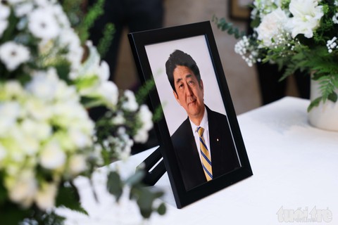 Thủ tướng Phạm Minh Chính ghi sổ tang thương tiếc cố thủ tướng Nhật Abe Shinzo tại Hà Nội - Ảnh 2. Thủ tướng Phạm Minh Chính ghi sổ tang thương tiếc cố thủ tướng Nhật Abe Shinzo tại Hà Nội - Ảnh 2.
