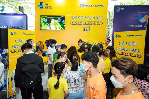 Người dân hào hứng với thanh toán “một chạm” tại Ngày không tiền mặt - Ảnh 1. Người dân hào hứng với thanh toán “một chạm” tại Ngày không tiền mặt - Ảnh 1.