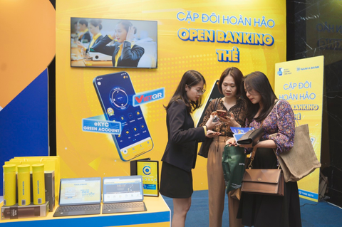 Người dân hào hứng với thanh toán “một chạm” tại Ngày không tiền mặt - Ảnh 3. Người dân hào hứng với thanh toán “một chạm” tại Ngày không tiền mặt - Ảnh 3.