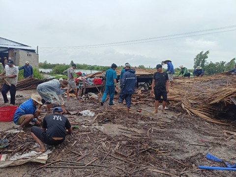 Mưa, lốc xoáy làm nhiều nhà dân ở Kiên Giang bị sập, tốc mái - Ảnh 1. Mưa, lốc xoáy làm nhiều nhà dân ở Kiên Giang bị sập, tốc mái - Ảnh 1.