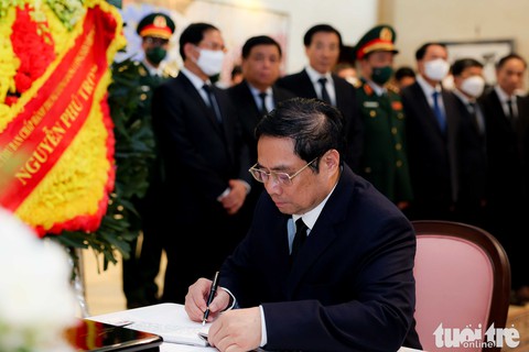 Thủ tướng Phạm Minh Chính ghi sổ tang thương tiếc cố thủ tướng Nhật Abe Shinzo tại Hà Nội - Ảnh 3. Thủ tướng Phạm Minh Chính ghi sổ tang thương tiếc cố thủ tướng Nhật Abe Shinzo tại Hà Nội - Ảnh 3.