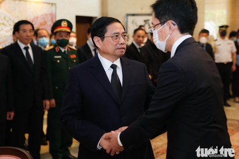 Thủ tướng Phạm Minh Chính ghi sổ tang thương tiếc cố thủ tướng Nhật Abe Shinzo tại Hà Nội - Ảnh 4. Thủ tướng Phạm Minh Chính ghi sổ tang thương tiếc cố thủ tướng Nhật Abe Shinzo tại Hà Nội - Ảnh 4.