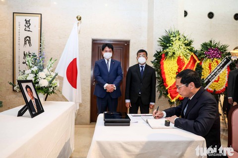 Thủ tướng Phạm Minh Chính ghi sổ tang thương tiếc cố thủ tướng Nhật Abe Shinzo tại Hà Nội - Ảnh 5. Thủ tướng Phạm Minh Chính ghi sổ tang thương tiếc cố thủ tướng Nhật Abe Shinzo tại Hà Nội - Ảnh 5.