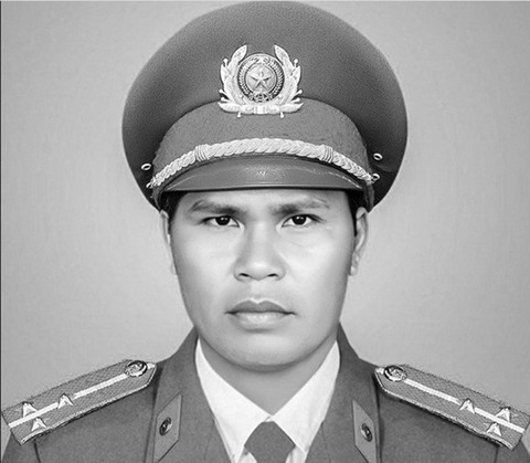 Truy tặng Huân chương Bảo vệ Tổ quốc cho phó trưởng công an xã hy sinh trong lúc làm nhiệm vụ - Ảnh 2. Truy tặng Huân chương Bảo vệ Tổ quốc cho phó trưởng công an xã hy sinh trong lúc làm nhiệm vụ - Ảnh 2.
