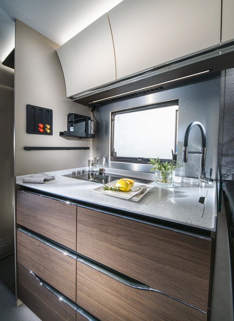 Mercedes-Benz Sprinter độ thành siêu nhà di động, giá ngang siêu xe - Ảnh 16.