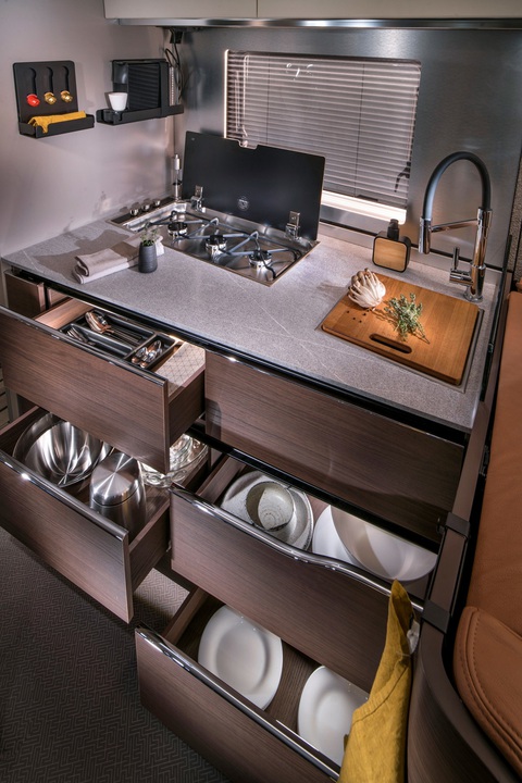 Mercedes-Benz Sprinter độ thành siêu nhà di động, giá ngang siêu xe - Ảnh 15.