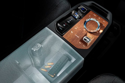 Sau xe đổi màu, BMW làm bệ tì tay có thể chuyển sang trong suốt - Ảnh 1. Sau xe đổi màu, BMW làm bệ tì tay có thể chuyển sang trong suốt - Ảnh 1.