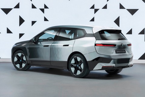 Sau xe đổi màu, BMW làm bệ tì tay có thể chuyển sang trong suốt - Ảnh 2. Sau xe đổi màu, BMW làm bệ tì tay có thể chuyển sang trong suốt - Ảnh 2.