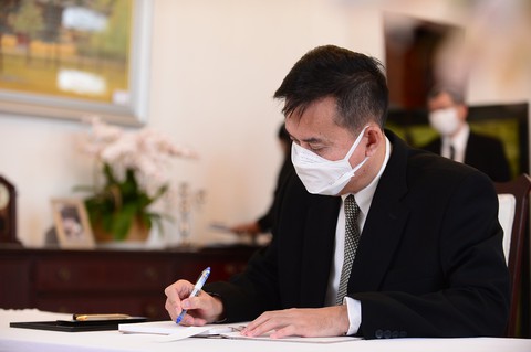 Lãnh đạo TP.HCM chia buồn và viết sổ tang cố thủ tướng Nhật Bản Abe Shinzo - Ảnh 6. Lãnh đạo TP.HCM chia buồn và viết sổ tang cố thủ tướng Nhật Bản Abe Shinzo - Ảnh 6.
