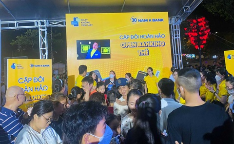 Người dân hào hứng với thanh toán “một chạm” tại Ngày không tiền mặt - Ảnh 2. Người dân hào hứng với thanh toán “một chạm” tại Ngày không tiền mặt - Ảnh 2.