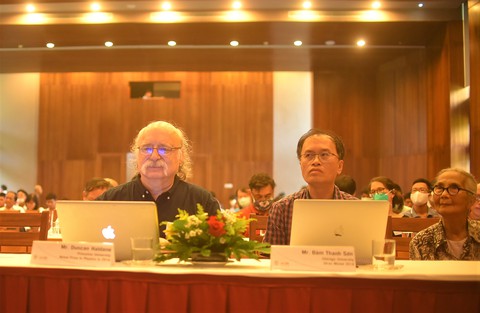 Hàng trăm giáo sư, tiến sĩ hàng đầu thế giới về Quy Nhơn chia sẻ kiến thức khoa học với giới trẻ - Ảnh 2. Hàng trăm giáo sư, tiến sĩ hàng đầu thế giới về Quy Nhơn chia sẻ kiến thức khoa học với giới trẻ - Ảnh 2.