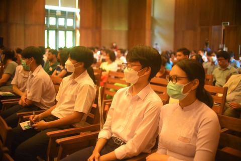 Hàng trăm giáo sư, tiến sĩ hàng đầu thế giới về Quy Nhơn chia sẻ kiến thức khoa học với giới trẻ - Ảnh 4. Hàng trăm giáo sư, tiến sĩ hàng đầu thế giới về Quy Nhơn chia sẻ kiến thức khoa học với giới trẻ - Ảnh 4.