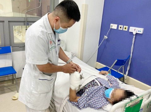 Hoại tử, teo cơ, mất chức năng vận động vì tiêm thuốc giảm đau vào khớp - Ảnh 1. Hoại tử, teo cơ, mất chức năng vận động vì tiêm thuốc giảm đau vào khớp - Ảnh 1.