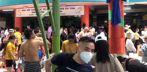 Tốn tiền triệu đến công viên nước Đầm Sen không chơi được gì vì quá đông - Ảnh 2. Tốn tiền triệu đến công viên nước Đầm Sen không chơi được gì vì quá đông - Ảnh 2.