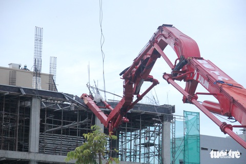 Cần bơm bê tông gãy sập xuống giàn giáo, nhiều công nhân gặp nạn, hai người tử vong - Ảnh 1. Cần bơm bê tông gãy sập xuống giàn giáo, nhiều công nhân gặp nạn, hai người tử vong - Ảnh 1.