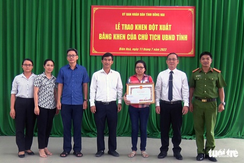 Nhặt được 158 triệu đồng trên đường, nữ công nhân nhờ công an tìm người đánh rơi - Ảnh 1. Nhặt được 158 triệu đồng trên đường, nữ công nhân nhờ công an tìm người đánh rơi - Ảnh 1.