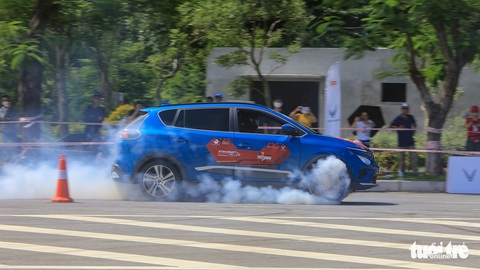 Loạt xe hơi đốt lốp tranh tài trong cuộc đua sa hình - Ảnh 5. Loạt xe hơi đốt lốp tranh tài trong cuộc đua sa hình - Ảnh 5.