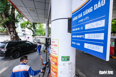 Vì sao giá xăng dầu không giảm được trên 4.000 đồng/lít? - Ảnh 1. Vì sao giá xăng dầu không giảm được trên 4.000 đồng/lít? - Ảnh 1.