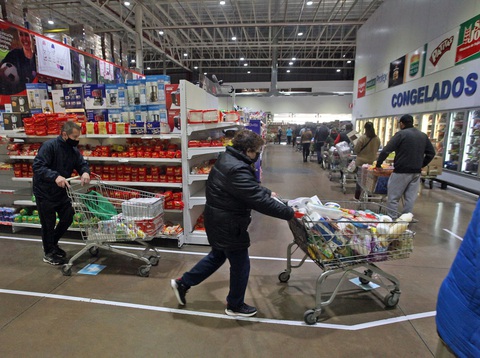 Argentina tiếp tục đóng băng giá các mặt hàng thiết yếu - Ảnh 1. Argentina tiếp tục đóng băng giá các mặt hàng thiết yếu - Ảnh 1.