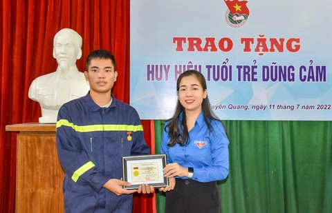 Binh nhì vượt lũ, bảo vệ hơn 100 học sinh nhận huy hiệu Tuổi trẻ dũng cảm - Ảnh 1. Binh nhì vượt lũ, bảo vệ hơn 100 học sinh nhận huy hiệu Tuổi trẻ dũng cảm - Ảnh 1.