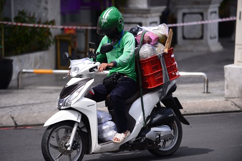 Bộ Công thương yêu cầu Grab làm rõ việc thu phụ phí ‘nắng nóng’, ‘kẹt xe’ - Ảnh 1. Bộ Công thương yêu cầu Grab làm rõ việc thu phụ phí ‘nắng nóng’, ‘kẹt xe’ - Ảnh 1.