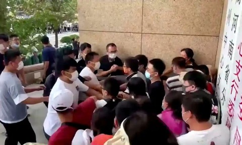 Hàng ngàn người Trung Quốc biểu tình vì ngân hàng không cho rút tiền nhiều tháng qua - Ảnh 2. Hàng ngàn người Trung Quốc biểu tình vì ngân hàng không cho rút tiền nhiều tháng qua - Ảnh 2.