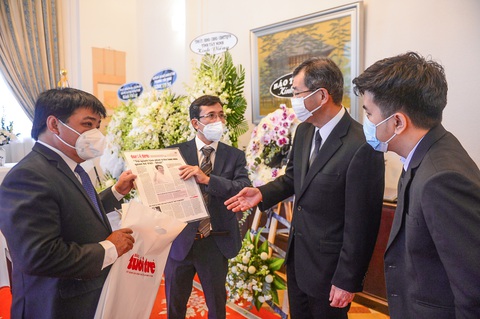 Lãnh đạo báo Tuổi Trẻ viếng cố thủ tướng Abe Shinzo - Ảnh 2. Lãnh đạo báo Tuổi Trẻ viếng cố thủ tướng Abe Shinzo - Ảnh 2.