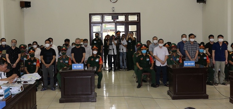 Cựu thiếu tướng cảnh sát biển Lê Xuân Thanh: Đây là tiền hối lộ cho bị cáo qua vợ - Ảnh 2. Cựu thiếu tướng cảnh sát biển Lê Xuân Thanh: Đây là tiền hối lộ cho bị cáo qua vợ - Ảnh 2.