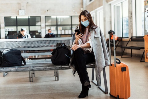 Lưu ý khi đi máy bay: Từ cách chọn giày đến cách dùng điện thoại đều có thể cứu bạn - Ảnh 2. Lưu ý khi đi máy bay: Từ cách chọn giày đến cách dùng điện thoại đều có thể cứu bạn - Ảnh 2.