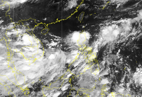 Ngày 13-7, Biển Đông có nơi gió giật cấp 8-9, ba miền mưa dông - Ảnh 1. Ngày 13-7, Biển Đông có nơi gió giật cấp 8-9, ba miền mưa dông - Ảnh 1.
