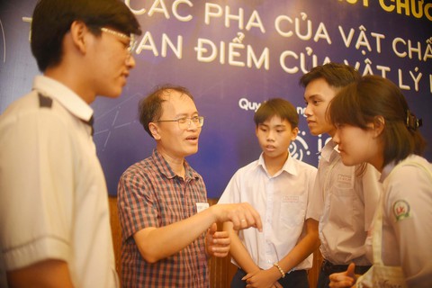 Truyền cảm hứng khoa học cho học sinh - Ảnh 1. Truyền cảm hứng khoa học cho học sinh - Ảnh 1.