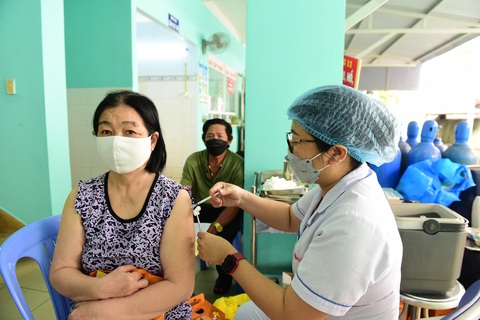 Người dân đi tiêm vắc xin tăng vọt - Ảnh 2. Người dân đi tiêm vắc xin tăng vọt - Ảnh 2.