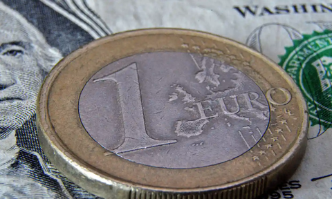 Euro lao xuống gần bằng USD - Ảnh 1. Euro lao xuống gần bằng USD - Ảnh 1.